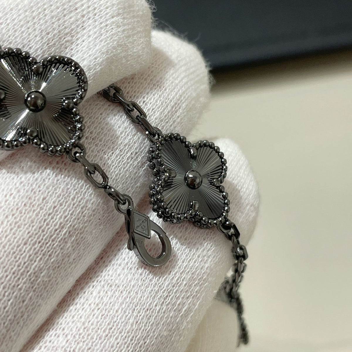 [Dawnora Jewelry]CLOVER 5 MOTIF BLACK BRACELET