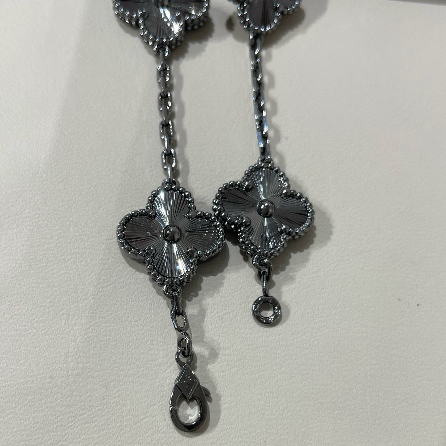 [Dawnora Jewelry]CLOVER 5 MOTIF BLACK BRACELET