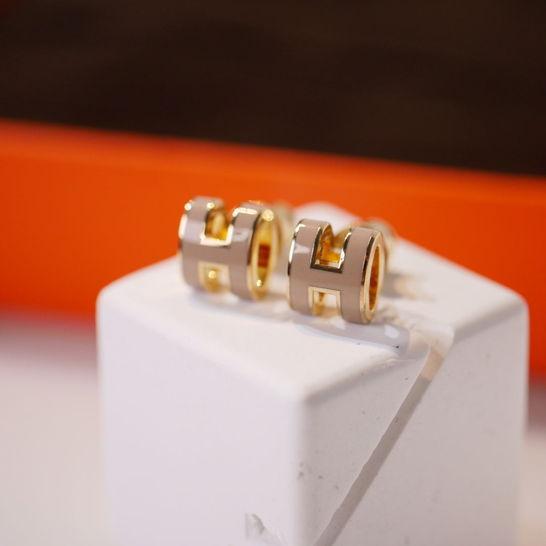 [Dawnora Jewelry]MINI POP H GOLD EARRINGS GREY