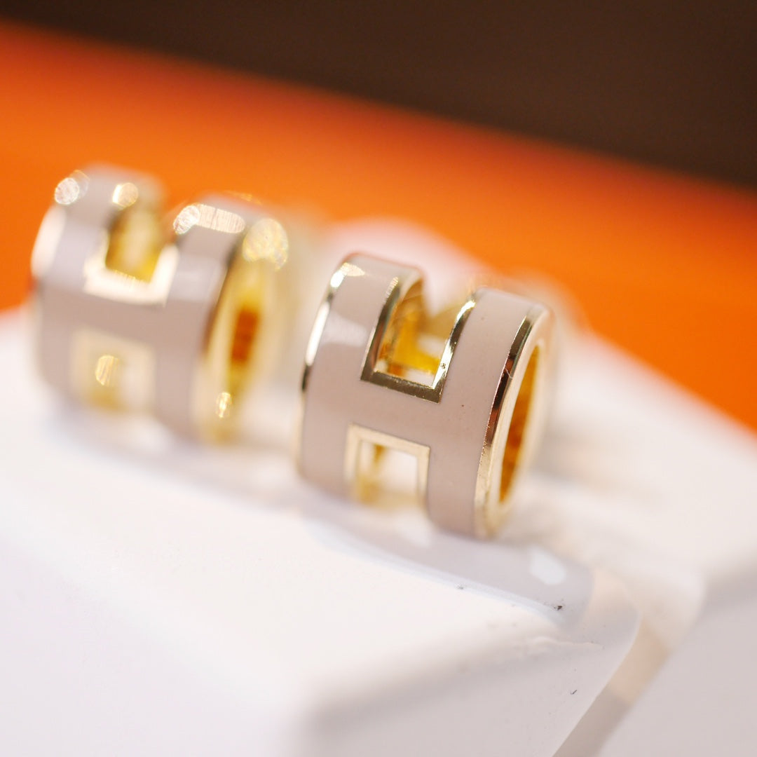 [Dawnora Jewelry]MINI POP H GOLD EARRINGS GREY