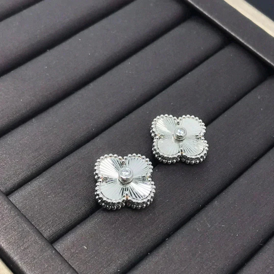 [Dawnora Jewelry]CLOVER MINI 9.5MM LASER EARRINGS