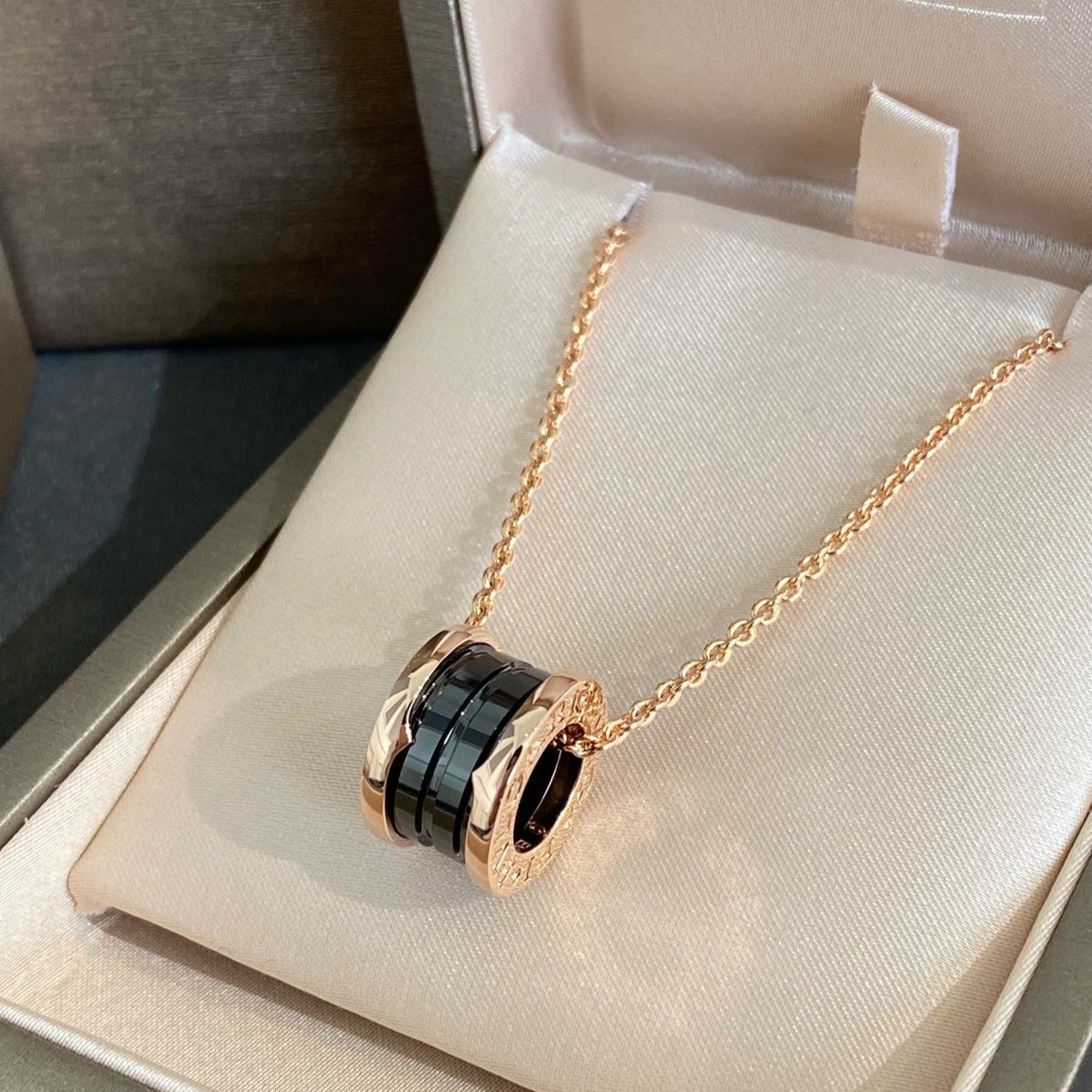 [Dawnora Jewelry]ZERO 1 BLACK CERAMIC PINK GOLD NECKLACE