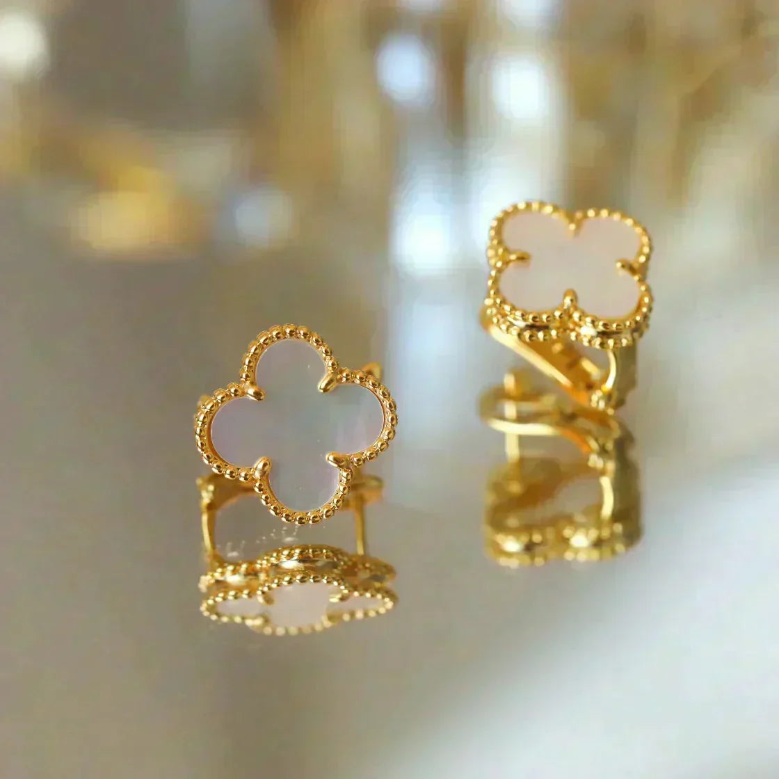[Dawnora Jewelry]CLOVER MEDIUM 1 MOTIFS  WHITE MOP STUD EARRINGS