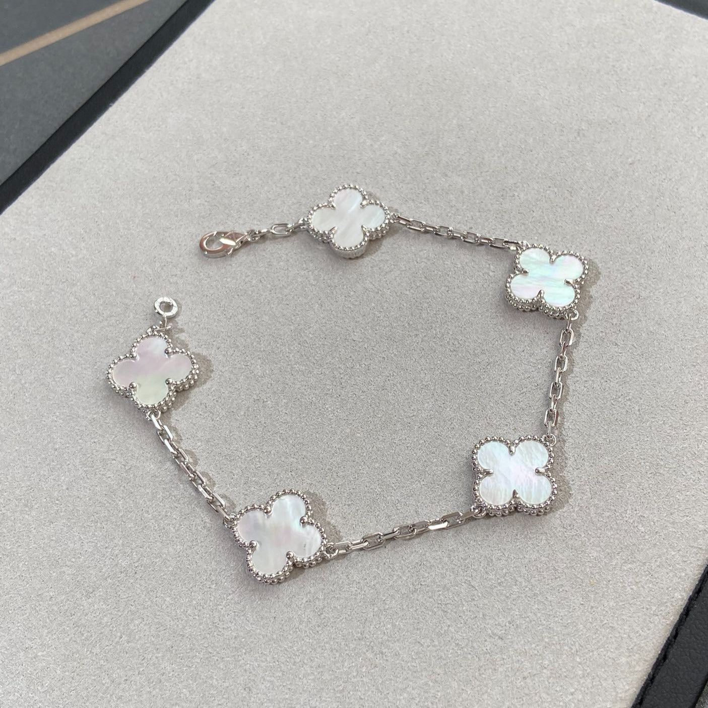 [Dawnora Jewelry]CLOVER WHITE PEARL MOP 5 MOTIF BRACELET COLLECTION