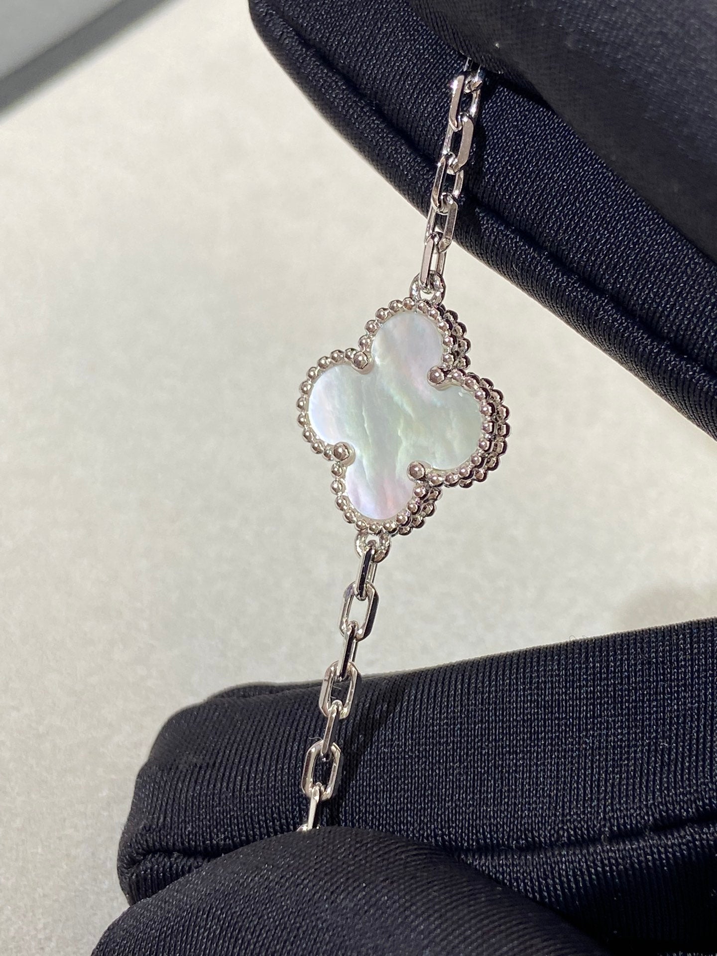 [Dawnora Jewelry]CLOVER WHITE PEARL MOP 5 MOTIF BRACELET COLLECTION