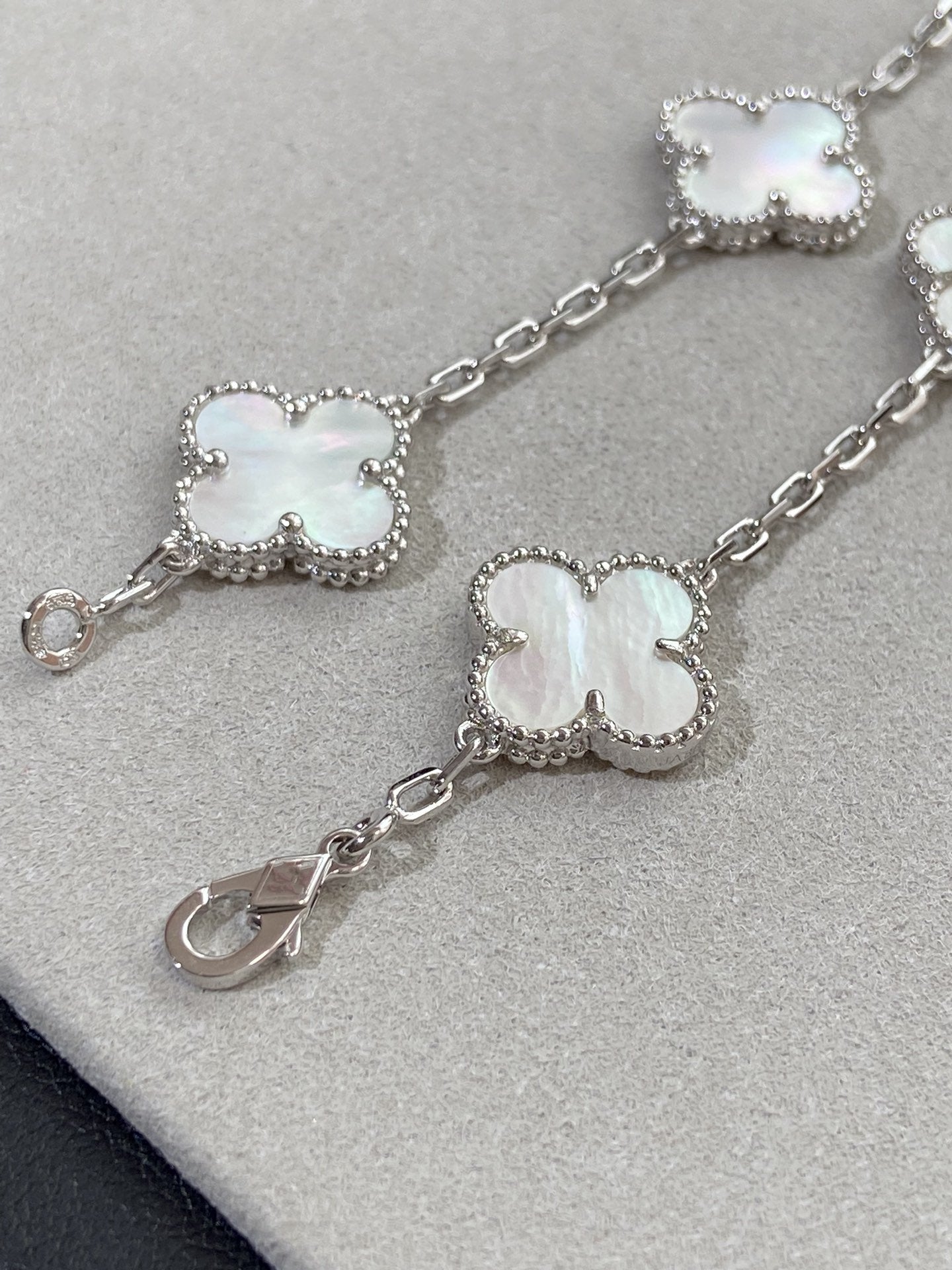 [Dawnora Jewelry]CLOVER WHITE PEARL MOP 5 MOTIF BRACELET COLLECTION