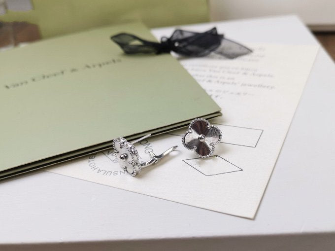 [Dawnora Jewelry]CLOVER MEDIUM STUD EARRINGS