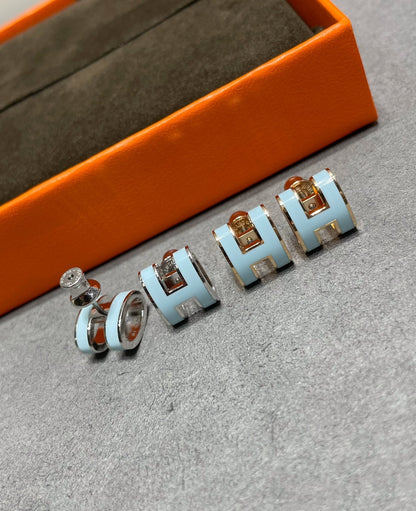 [Dawnora Jewelry]POP H SKY BLUE STUD EARRINGS