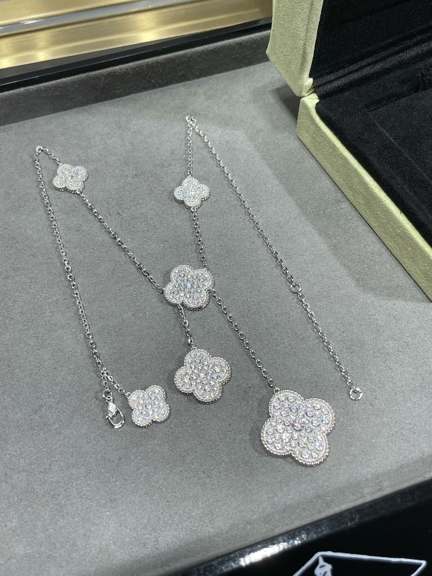 [Dawnora Jewelry]CLOVER 6 MOTIF DIAMOND PAVED NECKLACE