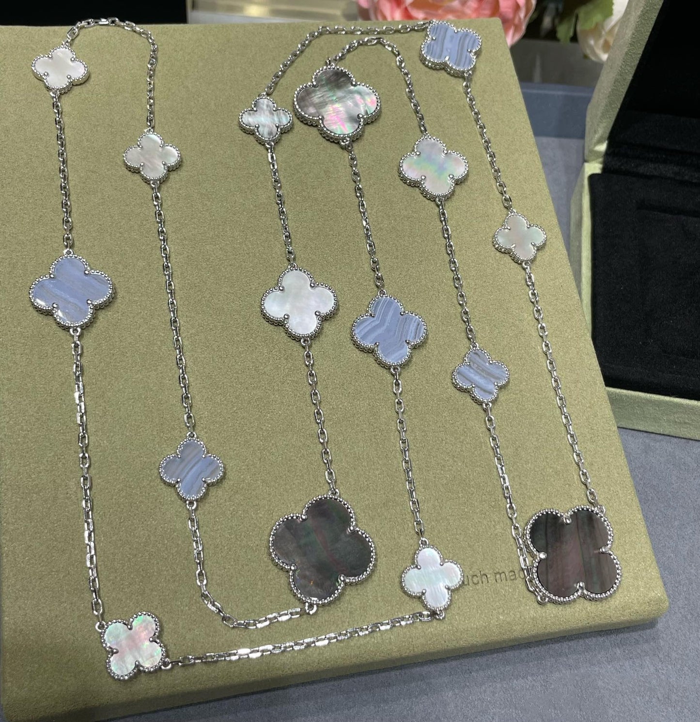 [Dawnora Jewelry]CLOVER 16 MOTIF CHALCEDONY MOP SILVER NECKLACE