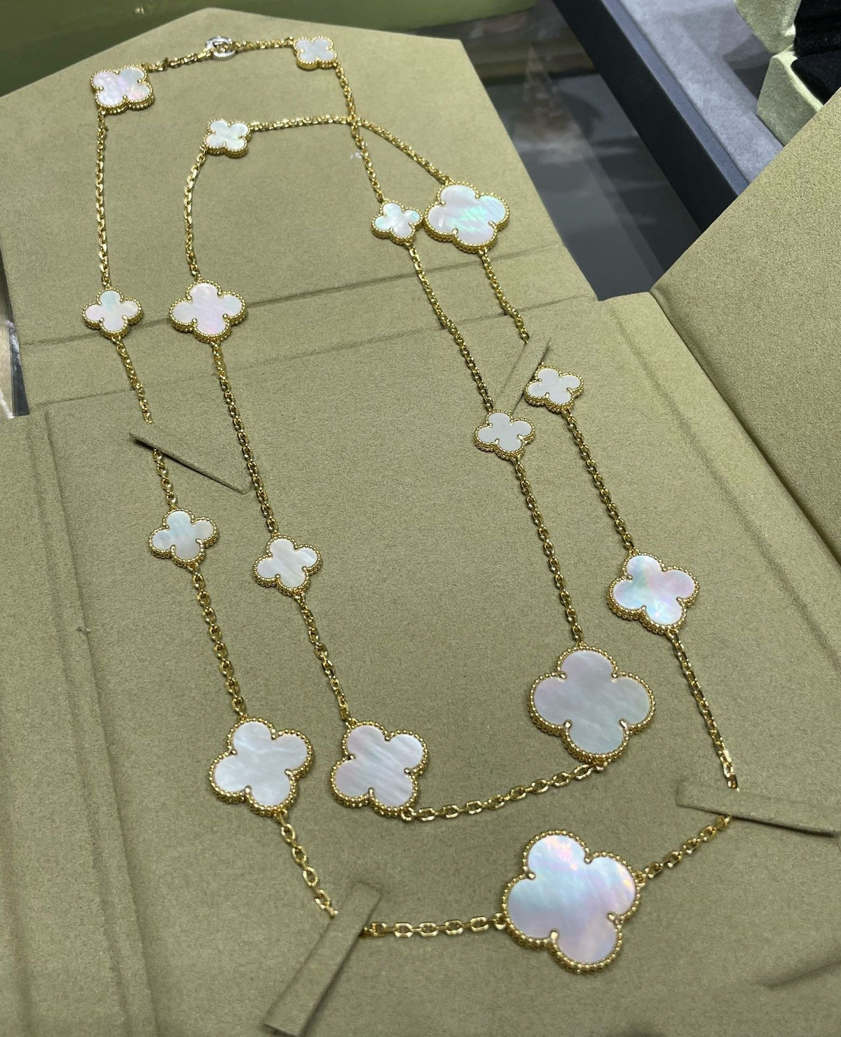 [Dawnora Jewelry]CLOVER 16 MOTIF WHITE MOP GOLD NECKLACE
