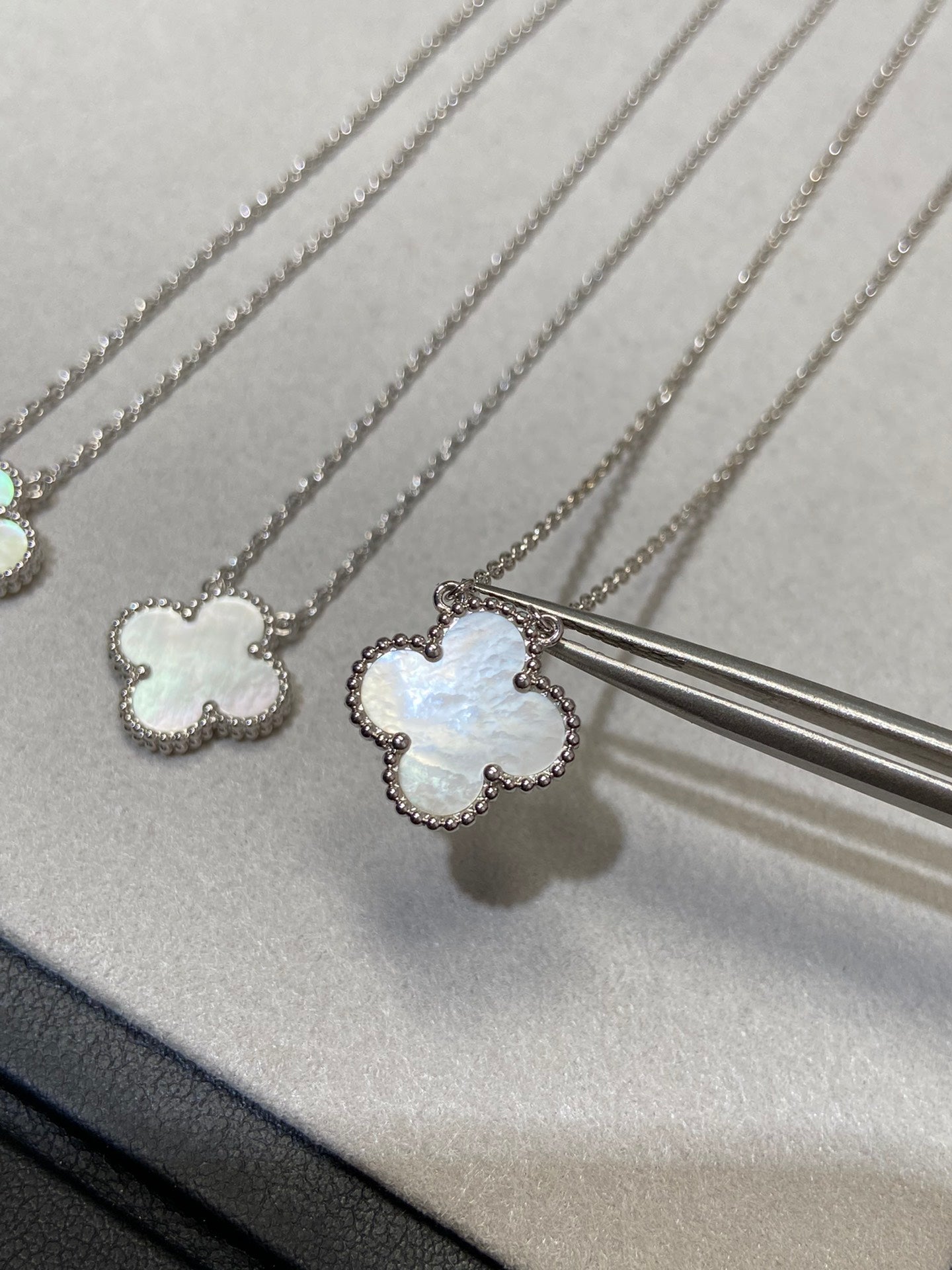 [Dawnora Jewelry]CLOVER MEDIUM SILVER WHITE MOP NECKLACE