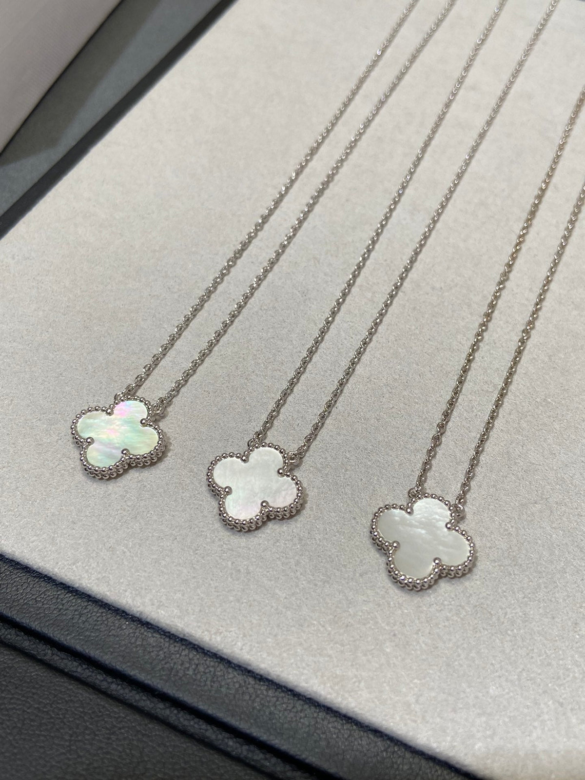 [Dawnora Jewelry]CLOVER MEDIUM SILVER WHITE MOP NECKLACE