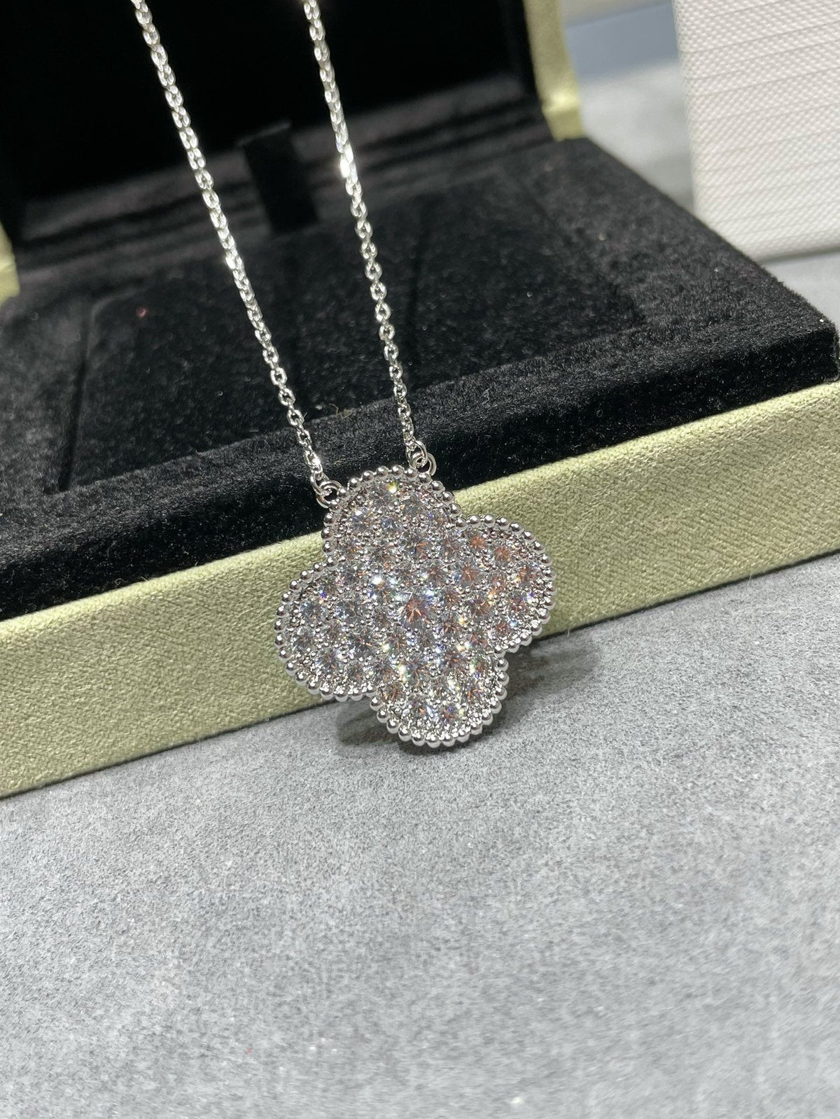 [Dawnora Jewelry]CLOVER 25MM LARGE PENDANT DIAMOND PAVED SILVER NECKLACE