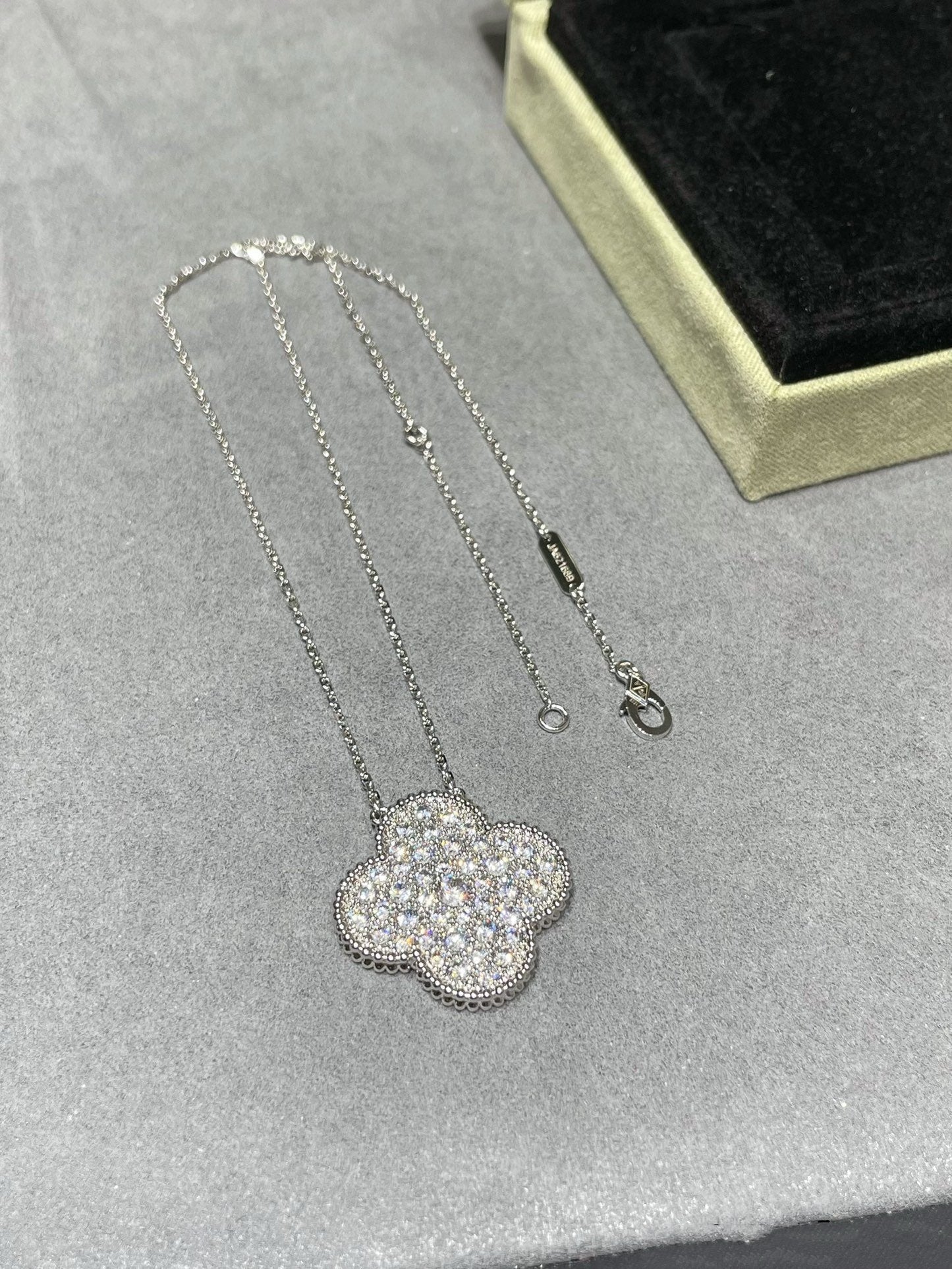 [Dawnora Jewelry]CLOVER 25MM LARGE PENDANT DIAMOND PAVED SILVER NECKLACE