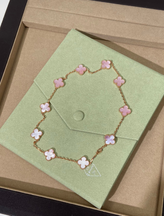 [Dawnora Jewelry Jewellery] Pink Necklace with Ten Clover Designs