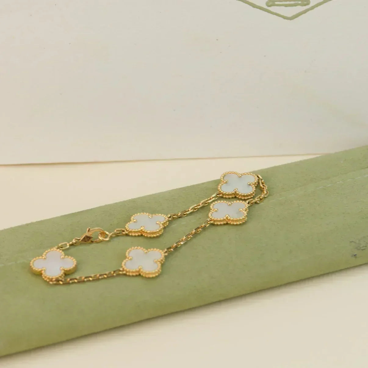 [Dawnora Jewelry]CLOVER WHITE PEARL MOP 5 MOTIF BRACELET COLLECTION
