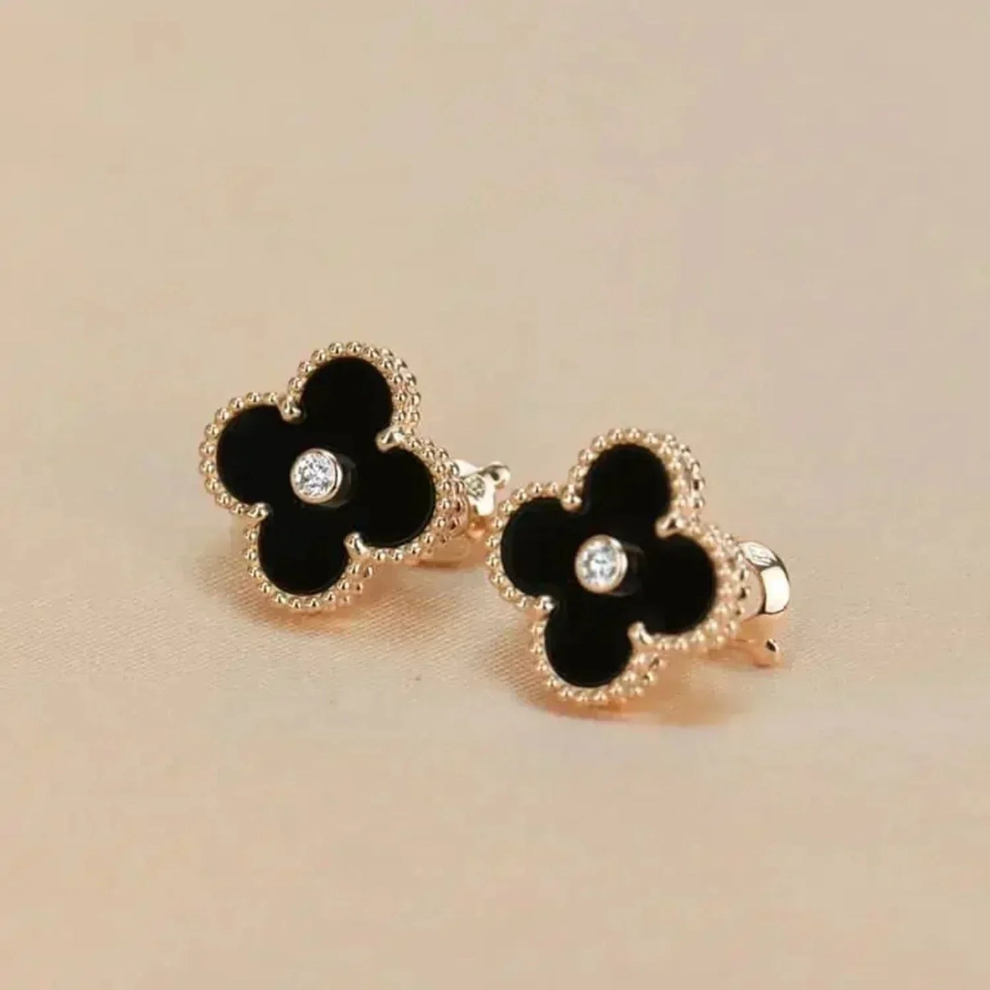 [Dawnora Jewelry]CLOVER MEDIUM 1 MOTIFS ONYX DIAMOND EARRINGS