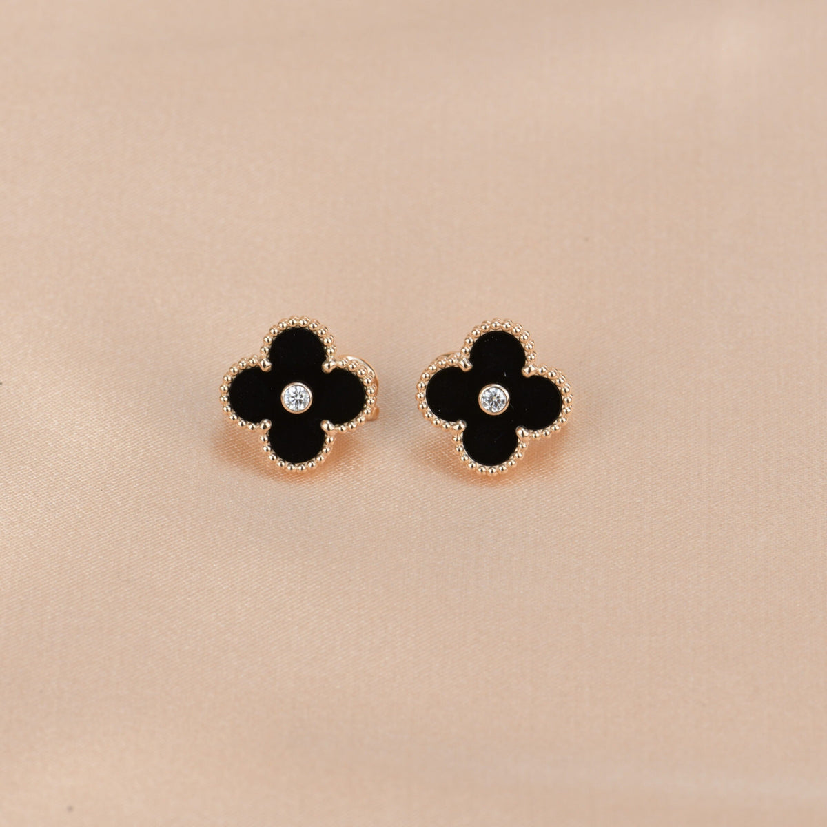 [Dawnora Jewelry]CLOVER MEDIUM 1 MOTIFS ONYX DIAMOND EARRINGS