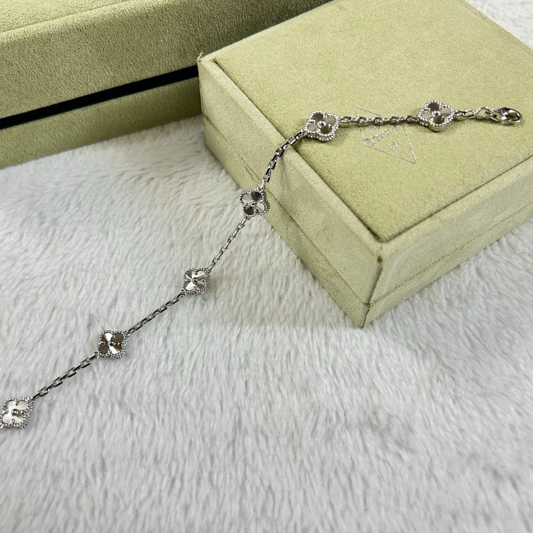 [Dawnora Jewelry]CLOVER 6 MOTIF DIAMOND BRACELET