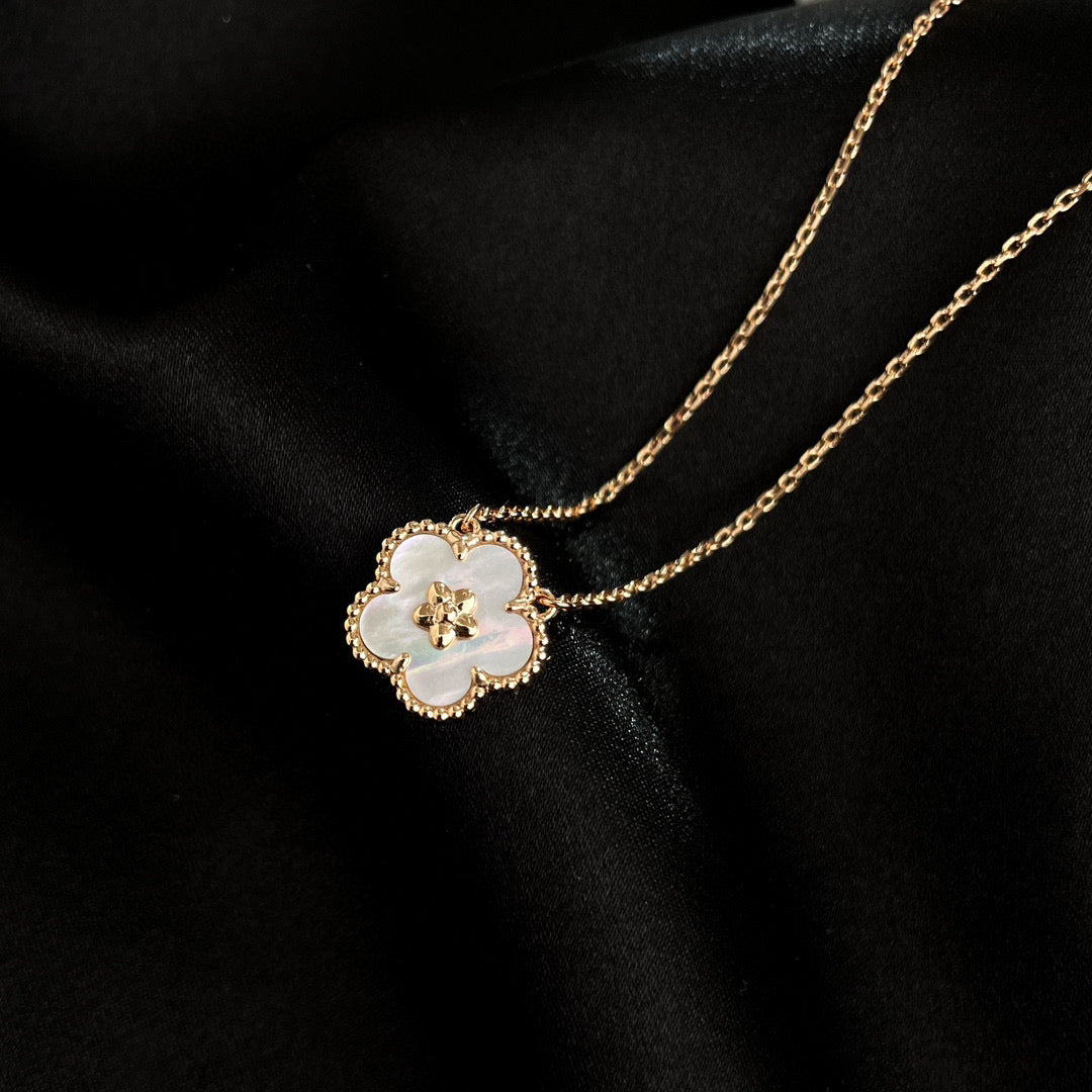 [Dawnora Jewelry]LUCKY  WHITE MOP  PLUM BLOSSOM NECKLACE