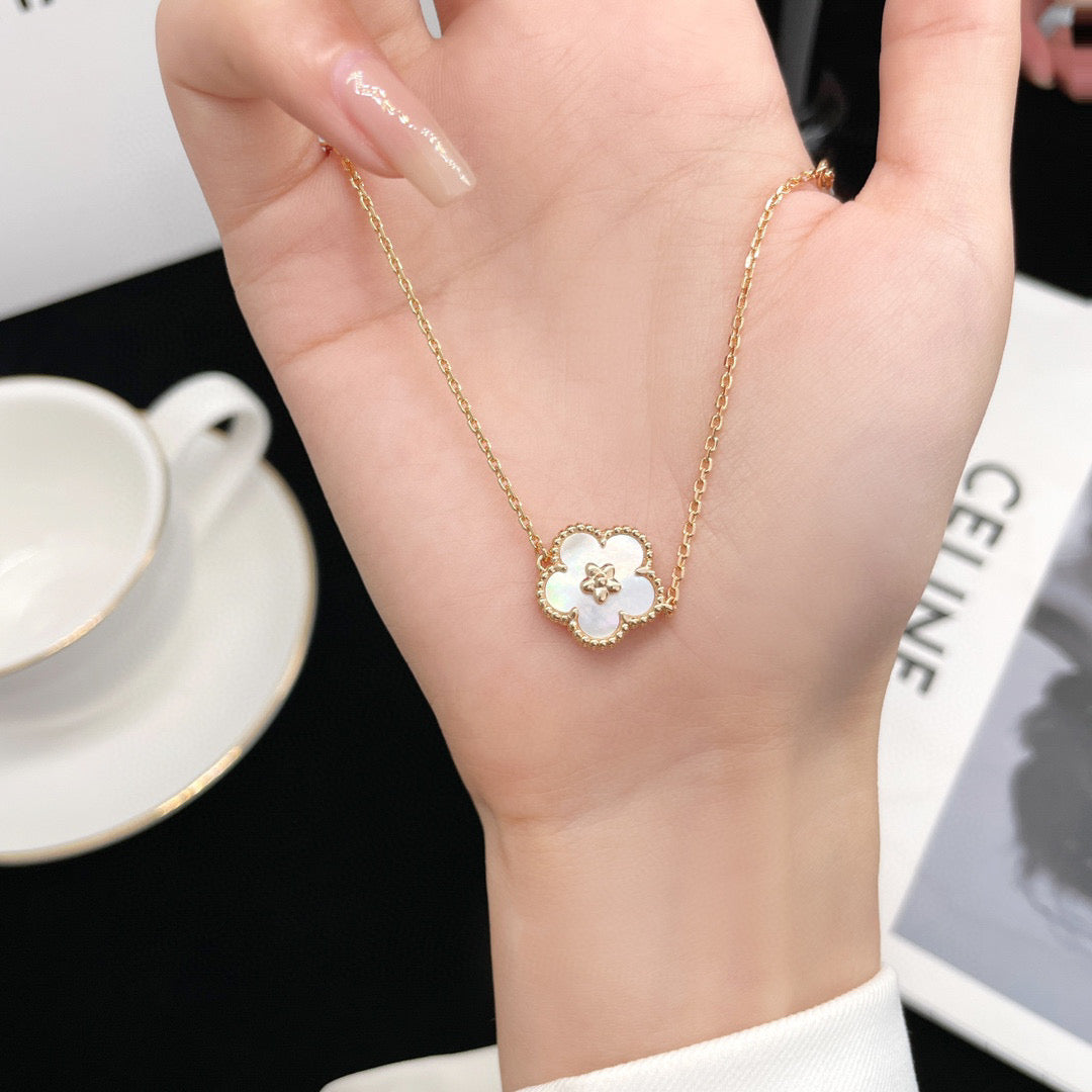 [Dawnora Jewelry]LUCKY WHITE MOP PLUM BLOSSOM  BRACELET