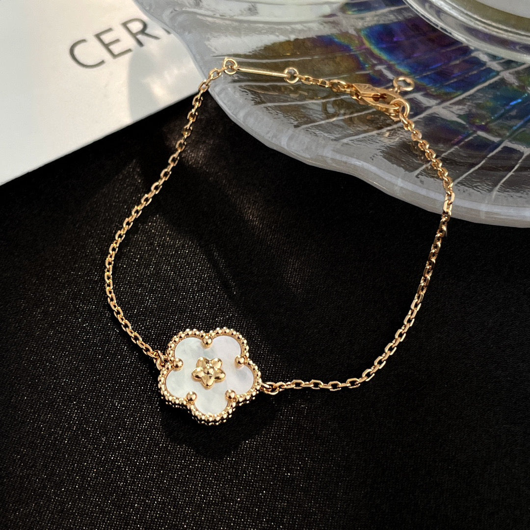 [Dawnora Jewelry]LUCKY WHITE MOP PLUM BLOSSOM  BRACELET