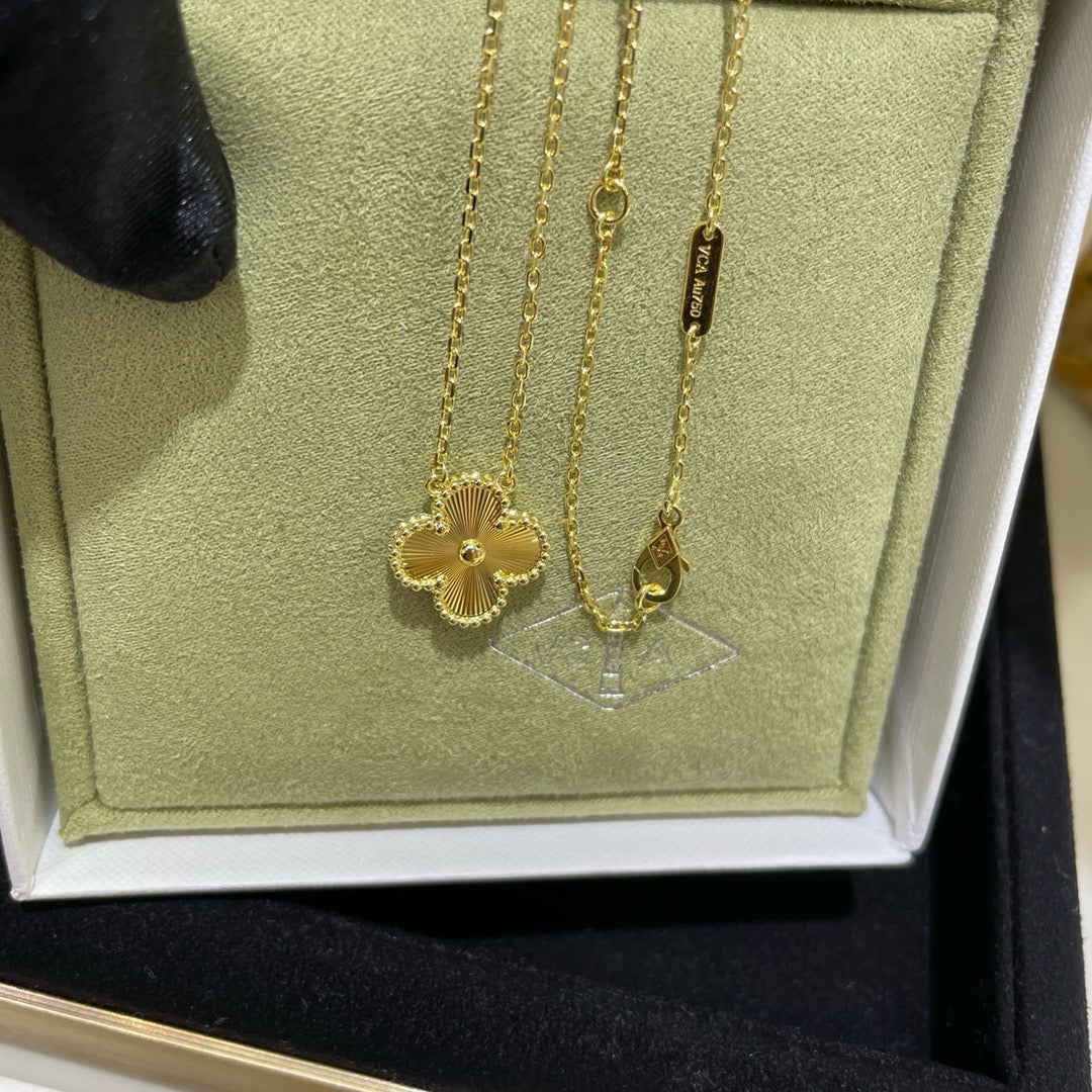 [Dawnora Jewelry]CLOVER 15MM LASER NECKLACE