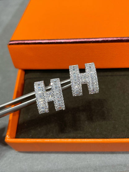 [Dawnora Jewelry]H STUD EARRINGS WITH SILVER DIAMONDS