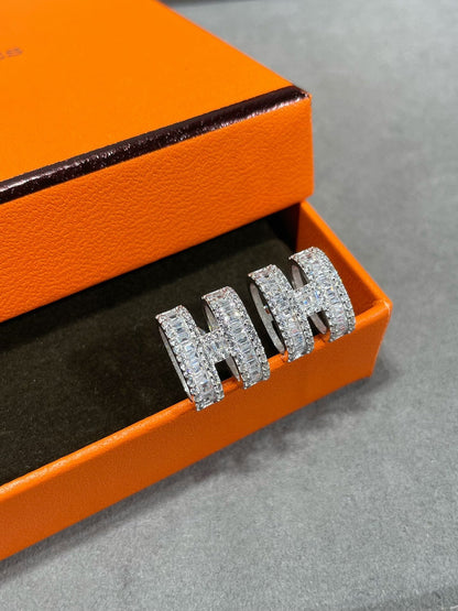 [Dawnora Jewelry]H STUD EARRINGS WITH SILVER DIAMONDS