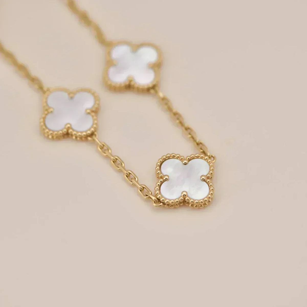 [Dawnora Jewelry]CLOVER WHITE PEARL MOP 5 MOTIF BRACELET COLLECTION