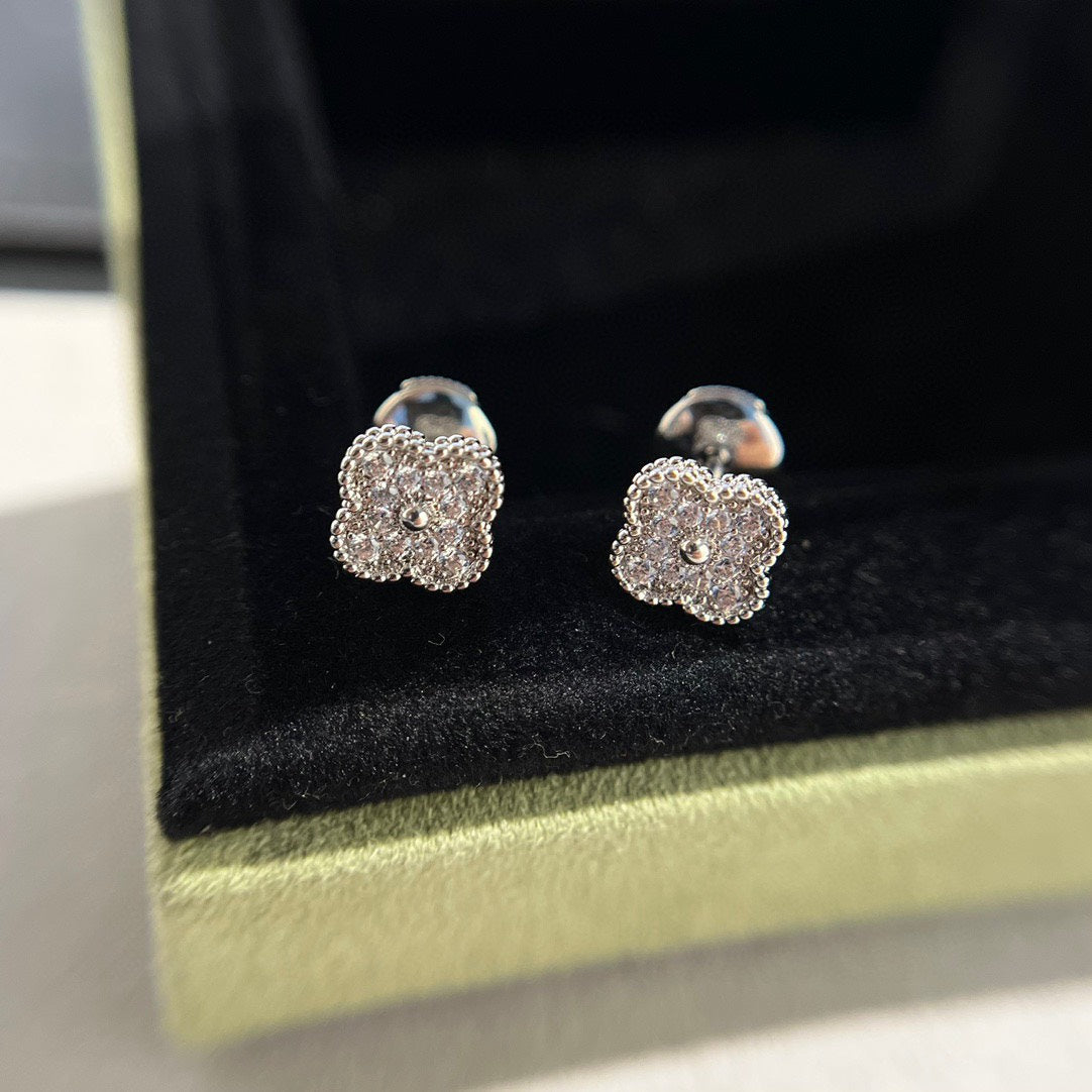 [Dawnora Jewelry]CLOVER MINI DIAMOND STUD EARRINGS