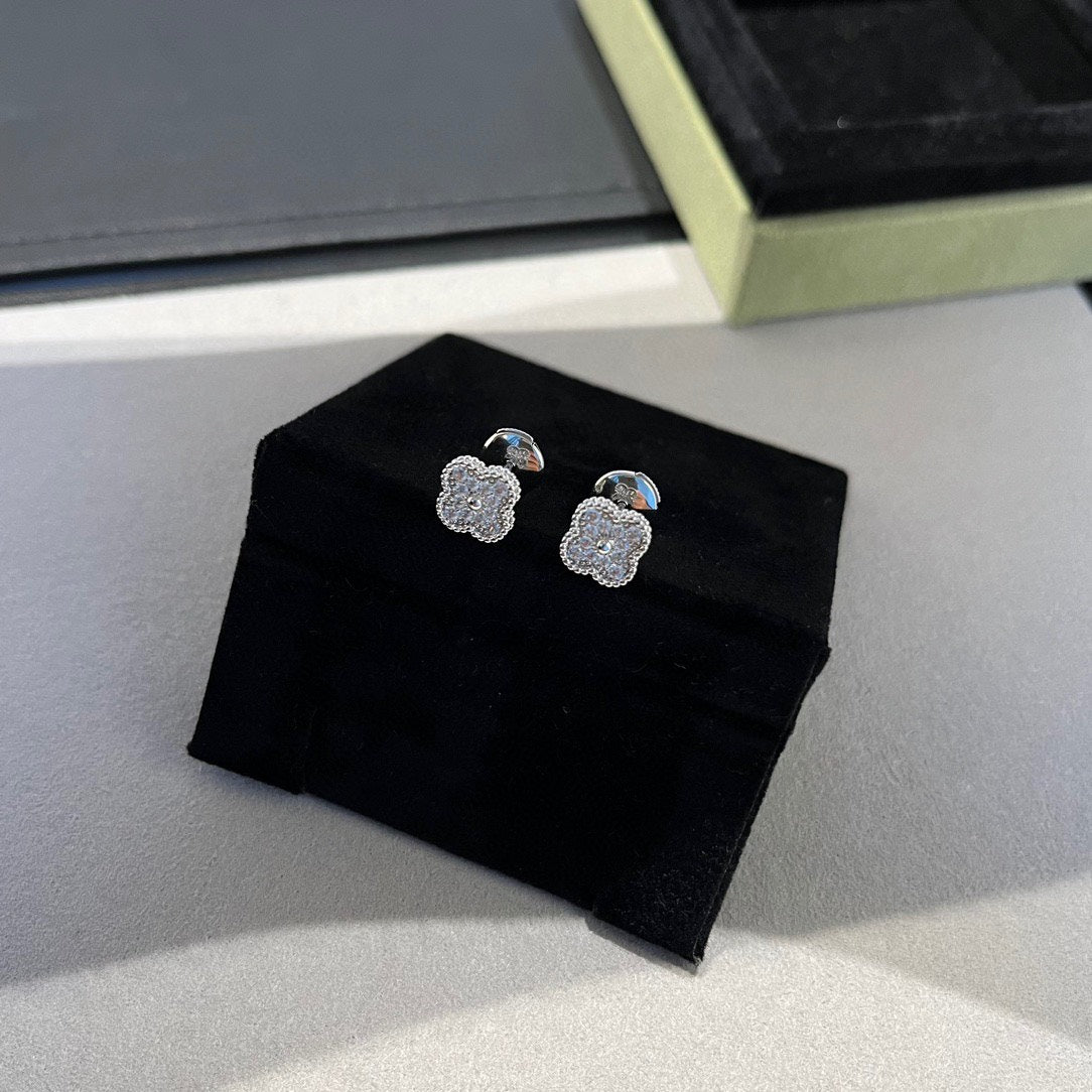 [Dawnora Jewelry]CLOVER MINI DIAMOND STUD EARRINGS